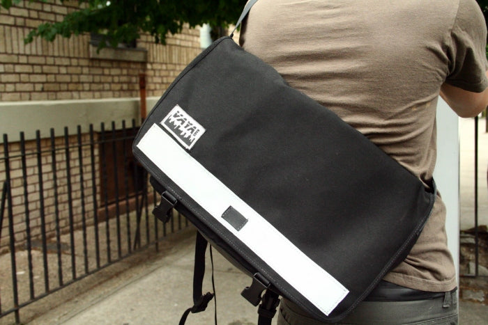 CLASSIC BLACK MEDI MESSENGER