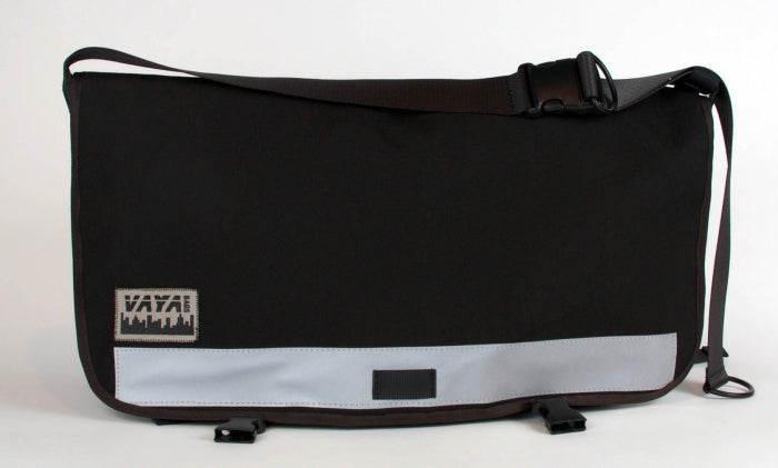 CLASSIC BLACK STANDARD MESSENGER BAG