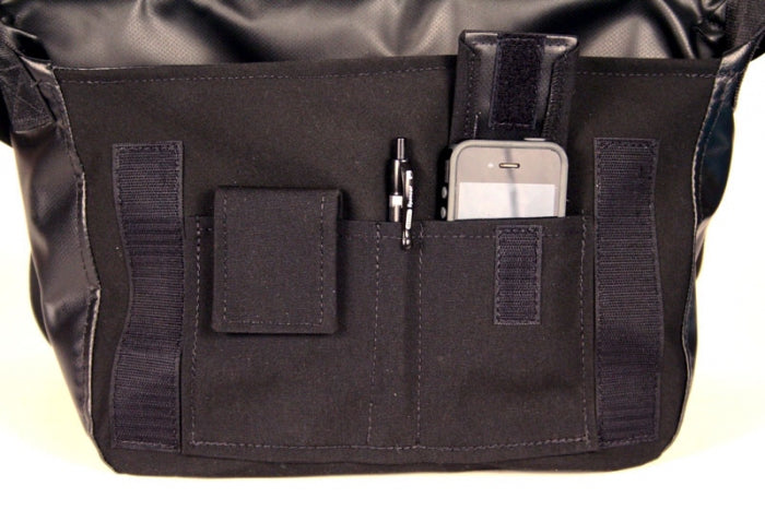CLASSIC BLACK PETITE MESSENGER BAG