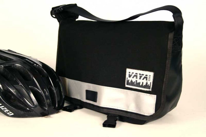 CLASSIC BLACK PETITE MESSENGER BAG