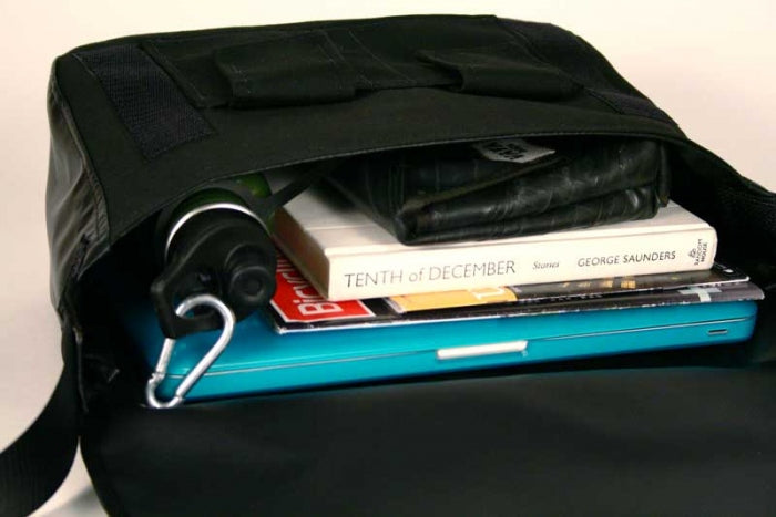 CLASSIC BLACK PETITE MESSENGER BAG