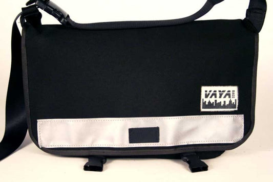 CLASSIC BLACK PETITE MESSENGER BAG